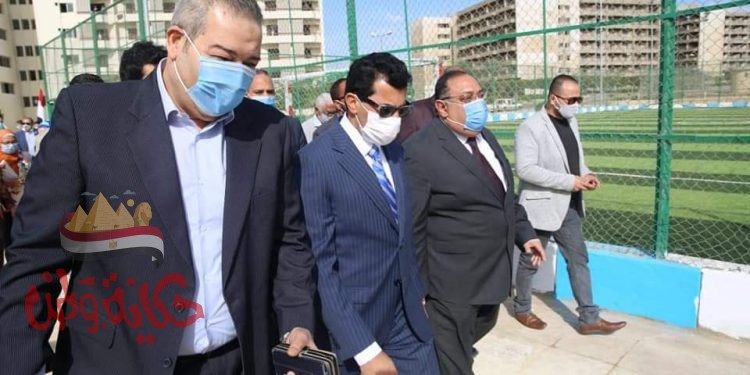 وزير الشباب والرياضة يفتقد أعمال تطوير ملاعب الجامعة