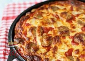 صينية فطيرة السجق بالخضار