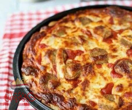 صينية فطيرة السجق بالخضار