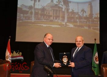 محافظ القاهرة يهدي رئيس جامعة القاهرة درع المحافظة تقديرًا لجهوده في تفعيل دور الجامعة المجتمعي والتنمية المستدامة