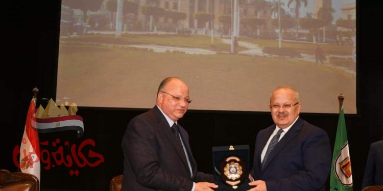 محافظ القاهرة يهدي رئيس جامعة القاهرة درع المحافظة تقديرًا لجهوده في تفعيل دور الجامعة المجتمعي والتنمية المستدامة
