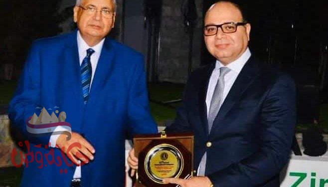 مستشار الرئيس للشئون الصحية يكرم مدير مستشفي الصدر الجامعي بطنطا