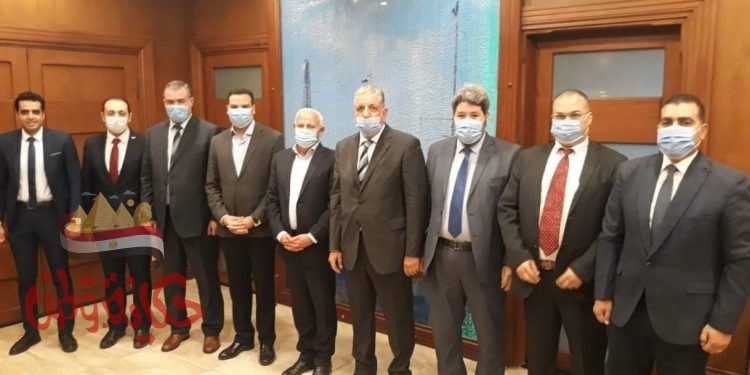 محافظ بورسعيد بالتعاون مع بنك مصر _ تحويل بطاقات مرتبات العاملين إلى “ميزة “