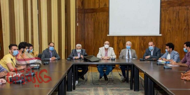 رئيس جامعة طنطا ونائبيه يستمعون لمقترحات الطلاب في لقاء مفتوح