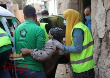 فريق أطفال وكبار بلا مأوي ينقذ سيدة بالشرقية