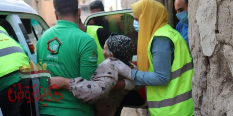 فريق أطفال وكبار بلا مأوي ينقذ سيدة بالشرقية