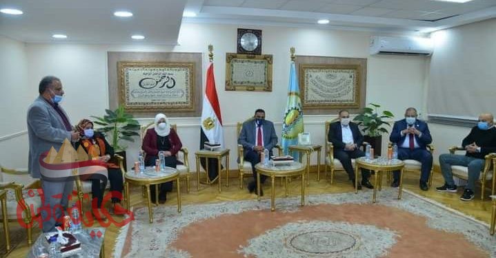 محافظ مطروح يكرم وكيل وزارة التربية التعليم وعدد من مديرى المديريات