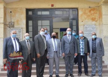 نائب رئيس جامعة عين شمس لشئون الدراسات العليا والبحوث يتفقد معامل كلية الزراعة