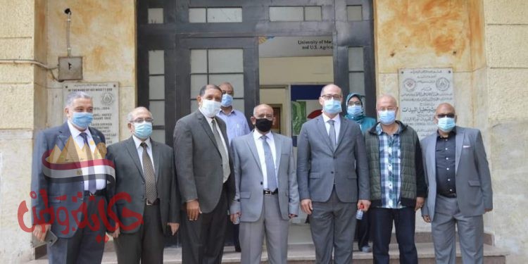 نائب رئيس جامعة عين شمس لشئون الدراسات العليا والبحوث يتفقد معامل كلية الزراعة