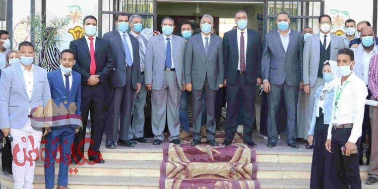 رئيس جامعة جنوب الوادى يشهد مراسم تحية العلم .. ويعقد لقاء بكلية التربية