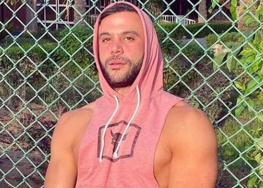 محمد إمام بصورة تُبرِز عضلاتُه ” ما تخليش حاجة توقَّفك”