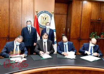 توفيق والملا يشهدان توقيع بروتوكولات لتسوية المديونيات التاريخية لشركات قطاع الأعمال العام