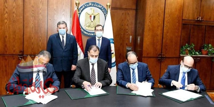 توفيق والملا يشهدان توقيع بروتوكولات لتسوية المديونيات التاريخية لشركات قطاع الأعمال العام