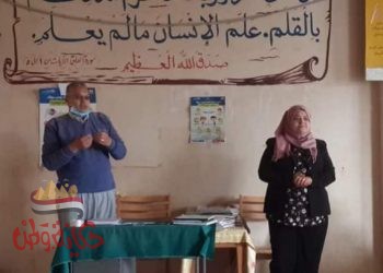 صورة اشخاص في ندوة تحتوي علي نص