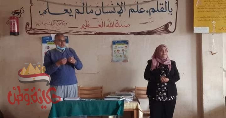 صورة اشخاص في ندوة تحتوي علي نص