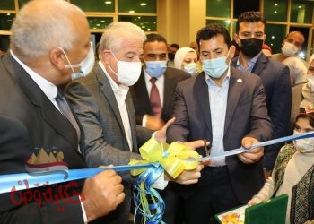 صورة بها اشخاص يفتتح وزير