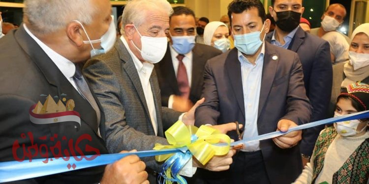 صورة بها اشخاص يفتتح وزير