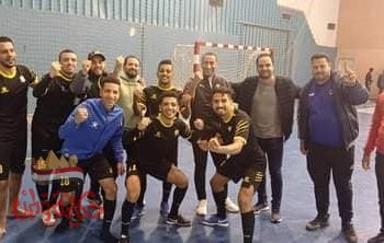 صورة لها مجموعة اشخاص صالات