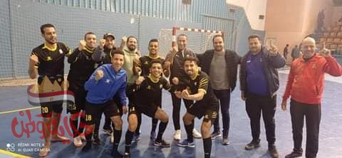 صورة لها مجموعة اشخاص صالات