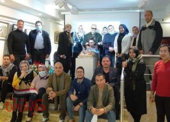 صورة بها مجموعة اشخاص فى بريق الظلال