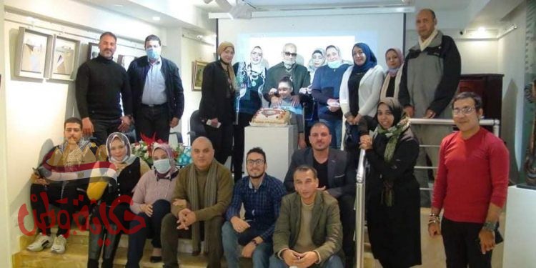 صورة بها مجموعة اشخاص فى بريق الظلال