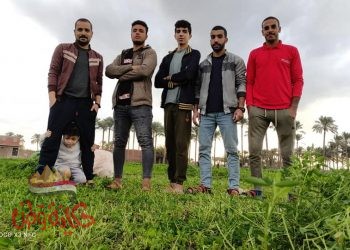 صورة بها اشخاص عمل