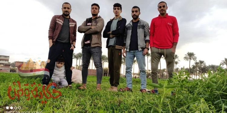 صورة بها اشخاص عمل