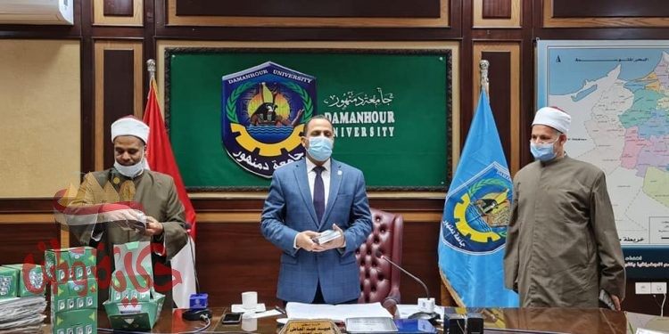 وزارة الأوقاف قامت بإهداء سلسلة من الكتب الدينية القيمة  لجامعة دمنهور في طار التعاون المشترك