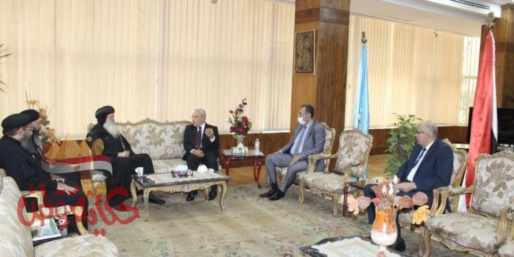 نيافة الأنبا بولا مطران طتطا وتوابعها قدم التهنئة لرئيس جامعه طنطا بمناسبه تعيينه لها