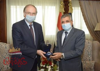 رئيس هيئة قناة السويس يبحث مع سفير الاتحاد الأوروبي سبل تعزيز التعاون المشترك