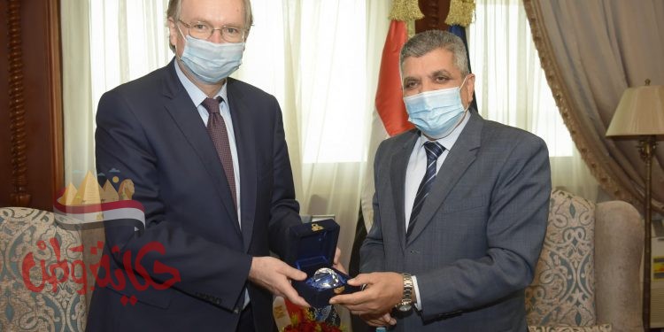 رئيس هيئة قناة السويس يبحث مع سفير الاتحاد الأوروبي سبل تعزيز التعاون المشترك
