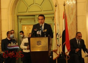 وزير التعليم العالي يشهد احتفال مؤسسة فريد خميس لتنمية المجتمع بتكريم أوائل الثانوية العامة