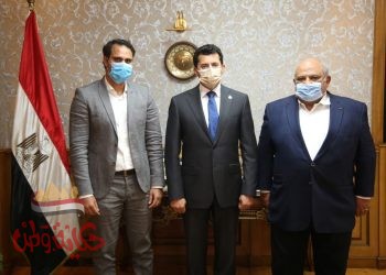 وزير الرياضة يهنئ كريم درويش بفوزه نائبا لرئيس الاتحاد الدولي للإسكواش