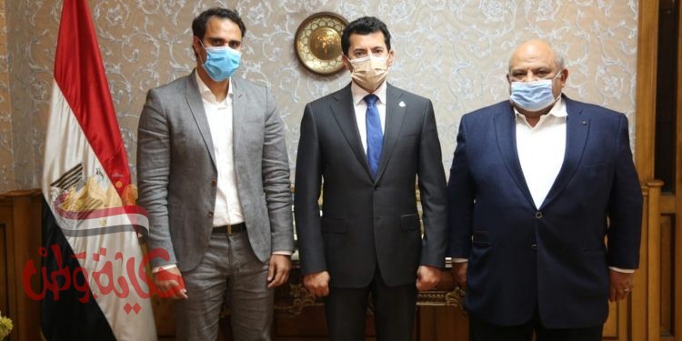 وزير الرياضة يهنئ كريم درويش بفوزه نائبا لرئيس الاتحاد الدولي للإسكواش