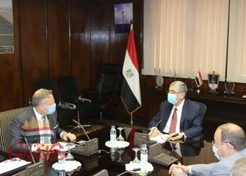 سفير الدنمارك يبحث مجالات التعاون وزيادة الاستثمار مع وزير الكهرباء والطاقة المتجددة
