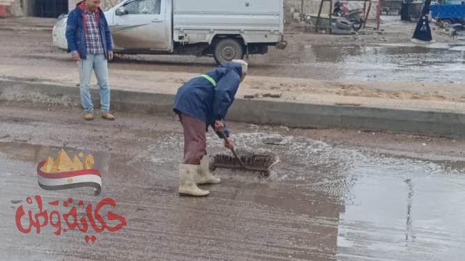 امطار غزيره على مدن البحيره ورؤساء المدن في الشوارع لمتابعه شفط المياه