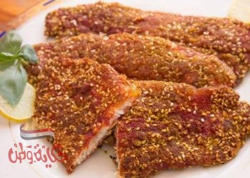 شرائح السمك الفيليه المقلي بالسمسم
