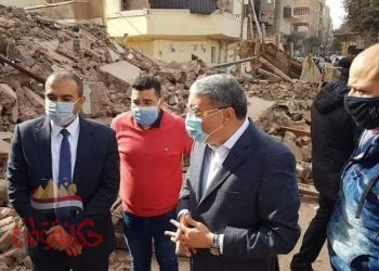 محافظ المنيا، يتفقد موقع انهيار منزل خالي من السكان بحي غرب