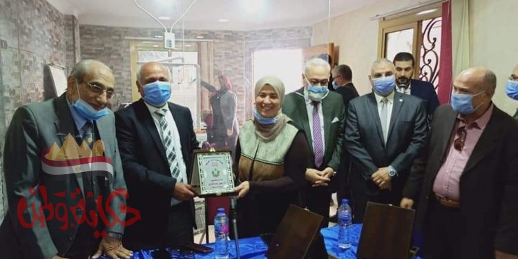 وكيل وزارة الصحة بالغربية يكرم مديرة الإدارة الصحية أول المحله ورئيس الوقائي 