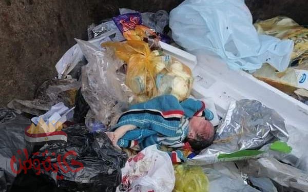 العثور علي طفل حديث الولادة بصندوق قمامة أمام مسجد في نجع حمادي
