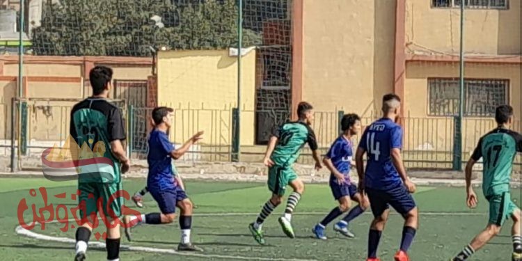 منافسات قوية _ والشرابية ومركز شباب كفر الشرفا يتصدرا المشهد بالأهداف بالإسبوع 9 لدورى مراكز الشباب لكرة القدم فى نسخته 8 بالقاهرة كتبت: نجلاء يعقوب برعاية السيد الوزير الأستاذ الدكتور اشرف صبحى وزير الشباب والرياضة تشهد مباريات الدور الثانى فى الإسبوع التاسع للنسخة الثامنة لدورى مراكز الشباب منافسات قوية وسط إجراءات إحترازية مشددة وأكد د: سيد حزين وكيل الوزارة مدير المديرية ان المديرية تتخذ كافة الإجراءات الإحترازية والمتابعة على مدار الساعة لكافة مراكز الشباب والهيئات الرياضية على مستوى القاهرة من خلال جولات شاملة ومتابعة على مدار الساعة لتلك الإجراءات وأعمال التعقيم والتطهير لكافة الملاعب وصالات الأنشطة والمكاتب والمنشئات بالكامل لضمان السلامة والوقاية ضد فيروس كورونا المستجد Covid19 وبمتابعة إعلامية أكد جمال مصرى مديرعام المركز الإعلامى بالمديرية متابعة النتائج الخاصة بالمباريات والتى تتم بالتعاون مع أسرة المكتب الفنى برئاسة د/سهى نبيل / أ / نور محمد عبدالغفار / د/سماح عطية / د/سحر محمد عبدالله أ / أسماء احمد فؤاد د/ أيمن إبراهيم حسين / وأكد مصرى /أن الأسبوع التاسع شهد منافسات قوية وأداء مشرف تميز بغزارة الأهداف وجاء فى مقدمة النتائج بنتيجة 2/7 لصالح مركز شباب الشرابية × عزبة النخل _ وتأتى نتيجة مميزة أيضابفوز مركز شباب كفر الشرفا بنتيجة 7 × 0 مركز شباب السيدة زينب ليتصدرا المشهد باكبر عدد من الأهداف والمراكز الأكثر تهديفا نتائج قوية ومنافسات رياضية ولاأروع والتى أقيمت على ملاعب مراكز شباب العاصمة الجزيرة _ حلوان الجديدة _ زينهم الأميرية _ المعادى الجديدة _ المعادى 77 _ عين الصيرة والتى تعد صورة حضارية للتحديث والتطوير وصورة ولااروع فى ظل دعم كامل للتطوير لمراكز الشباب والتى لم تشهدها عبر تاريخها وأكد د: سيد حزين وكيل الوزارة كل الدعم لكافة الوان النشاط لشباب العاصمة ورياضييها فى المجالات كافة موجها جزيل الشكر والتقدير لمعالى الوزير الدكتور أشرف صبحى وزير الشباب والرياضة للدعم الكامل والشامل للشباب والرياضة بمصر بصفة عامة وشباب القاهرة بصفة خاصة مؤكدا استمرار كافة الجولات والمتابعة على مدار الساعة وتطبيق كافة الإجراءات الإحترازية والمضى قدما فى أعمال الصيانة والتطهير والتطوير لصورة تشهدها كافة مراكز شباب العاصمة المصرية القاهرة