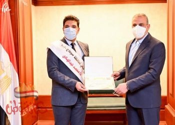 محافظ سوهاج يكرم محمد