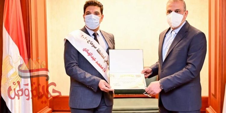 محافظ سوهاج يكرم محمد