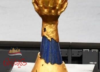 صبحى و هشام نصر و حسن لبيب بالتقاط صورة تذكارية بكأس البطولة