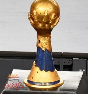 صبحى و هشام نصر و حسن لبيب بالتقاط صورة تذكارية بكأس البطولة