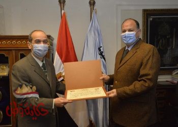 محافظ أسيوط يكرم اللواء دكتور حسين الجندي سكرتير عام المحافظة بعد نقله الغربية ..