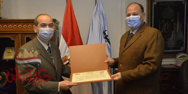 محافظ أسيوط يكرم اللواء دكتور حسين الجندي سكرتير عام المحافظة بعد نقله الغربية ..