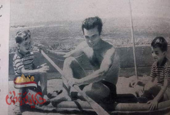 صور قديمة نادرة لمايسترو النادى الأهلى كابتن صالح سليم بالمايوة مع اولاده.