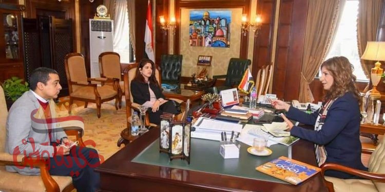 بعد نجاح عملهم الفني الوطني مكرم : تتفق مع مغنيين مصريين بالخارج لإطلاق الأغنية الرسمية لـ “اتكلم عربي”