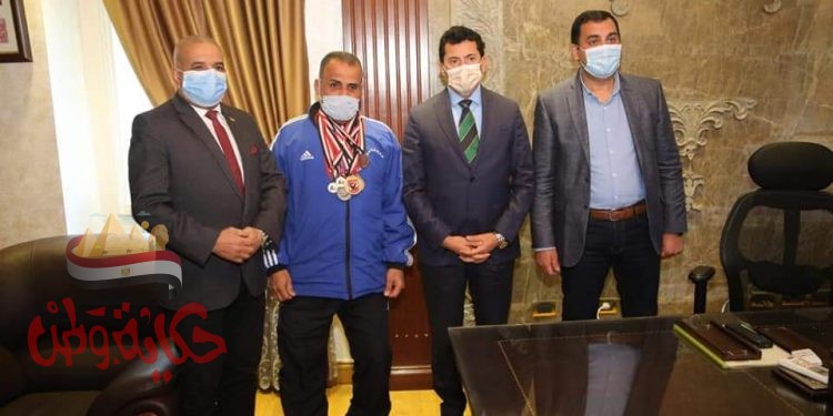 وزير الرياضة يدعم “الحديدي” بطل ألعاب القوي لذوي القدرات الخاصة